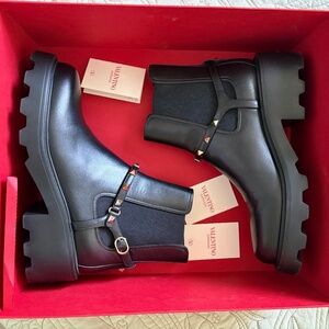Valentino Garavani Rockstud beatle boots- size 39, brand new, never been worn.